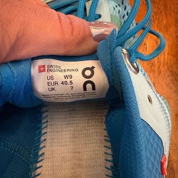 On Running Cloud Women’s Size 9 Blue & White Running Shoes – Swiss Engineering - Picture 9 of 9